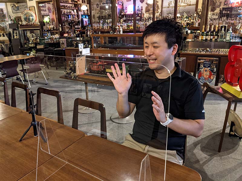 橋本成房さんが天領日田洋酒博物館の中で取材をうけているところ