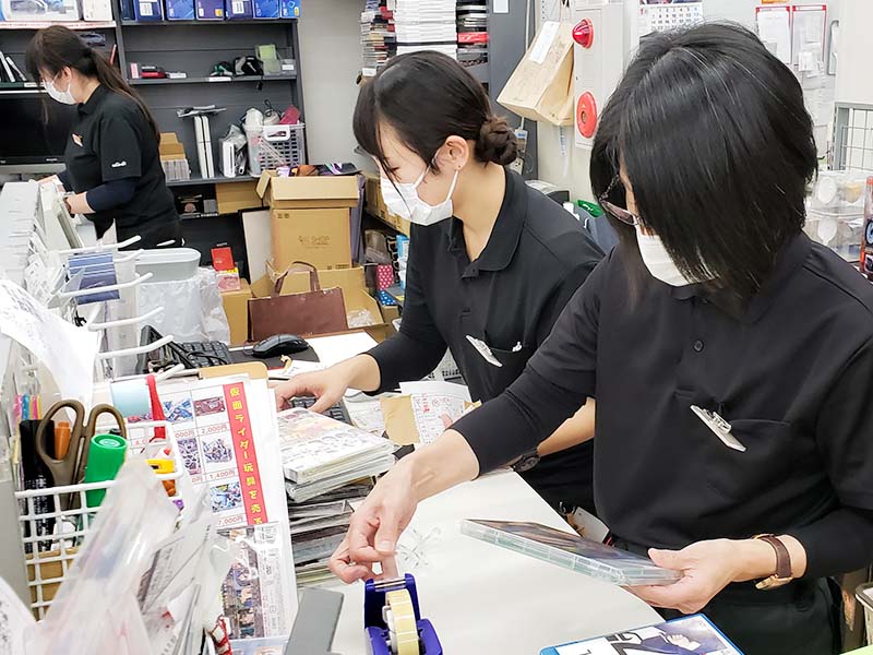 BOOKOFF PLUS 富士中島店のスタッフがてきぱきと働く様子。