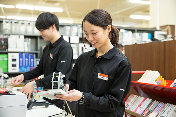 BOOKOFF PLUS 富士中島店で働くスタッフのイメージ写真