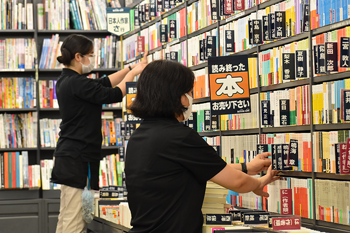 作業中のブックオフ店員
