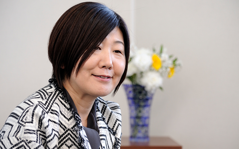 インタビュアーの質問に笑顔で答える森さん